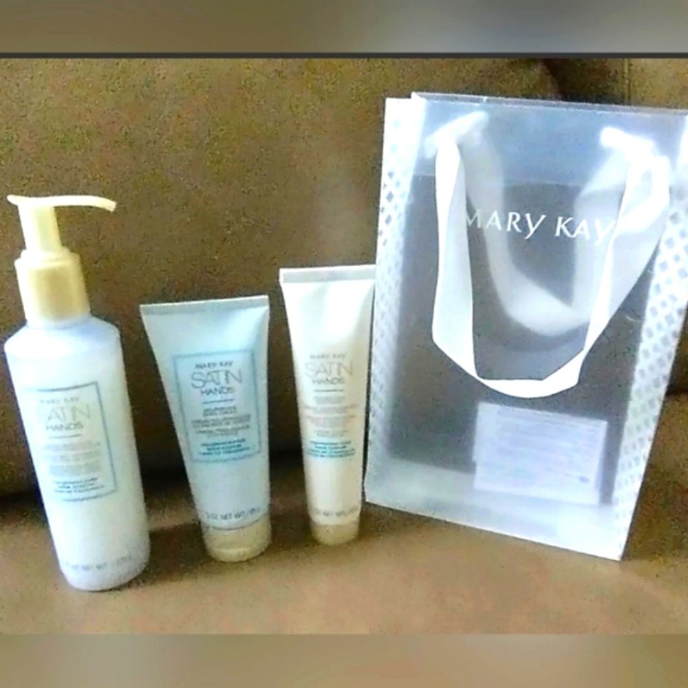 Mary Kay Satin Hands Moisturizer Fragrance Free Pampering Set New With Bag 3pc.